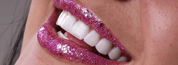 Sorriso de perto com batom de brilho rosa